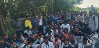 अहमदाबाद में हिटाची पावर ने 7 मजदूरों को निकाला, काम बंद कर धरने पर बैठे मजदूर