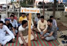 चीतों को भोजन में हिरण दिए जाने से क्षुब्ध विश्नोई समाज का धरना प्रदर्शन