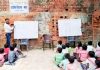 उप्र के अयोध्या में सरकारी स्कूल में खुले आसमान के नीचे पढ़ने को मजबूर बच्चे