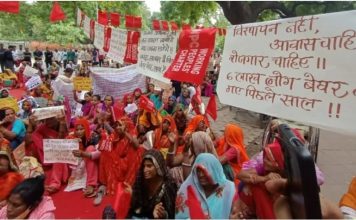 बुलडोजर राज के विरोध में जंतर मंतर पर मजदूर संगठनों का प्रदर्शन