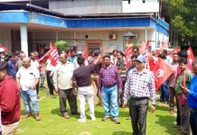 धनबाद के अमलखोरी पत्थर खदान में हैवी ब्लास्टिंग से परेशान ग्रामीणों ने दिया धरना