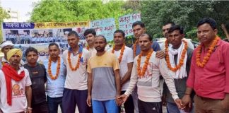 बर्खास्त मारुति मजदूरों ने भूख हड़ताल कर सौंपा ज्ञापन