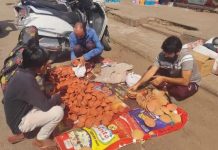 राजस्थान के बेरोजगारों ने अहमदाबाद में बेचे दीये, काली दिवाली मनाकर जताया विरोध