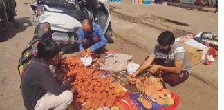 राजस्थान के बेरोजगारों ने अहमदाबाद में बेचे दीये, काली दिवाली मनाकर जताया विरोध