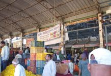 इंदौर फूल मंडी में न तोल न मोल, लूटा जा रहा किसान