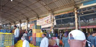 इंदौर फूल मंडी में न तोल न मोल, लूटा जा रहा किसान