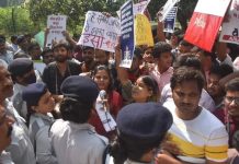 बीएचयू में फीस वृद्धि के खिलाफ सेन्ट्रल ऑफिस का घेराव