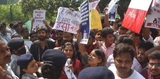 बीएचयू में फीस वृद्धि के खिलाफ सेन्ट्रल ऑफिस का घेराव