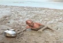 आजादी के 75 साल बाद भी ऐसी तस्वीर; पानी लेने गए बुजुर्ग दलदल में फँसे