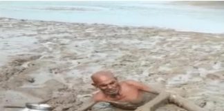 आजादी के 75 साल बाद भी ऐसी तस्वीर; पानी लेने गए बुजुर्ग दलदल में फँसे