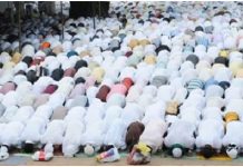 मस्जिद में घुसकर हमला, नमाज अदा कर रहे लोगों की पिटाई और तोड़फोड़