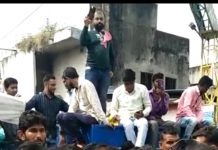 इंदौर में समर्थन मूल्य से नीचे नीलामी शुरू करने पर किसानों ने नीलामी रुकवाई