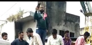 इंदौर में समर्थन मूल्य से नीचे नीलामी शुरू करने पर किसानों ने नीलामी रुकवाई