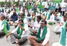 संयुक्त किसान मोर्चा के नेताओं को पुलिस हिरासत में लिये जाने के बाद किसानों ने किया हाईवे जाम