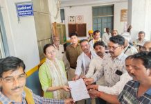 उचित मूल्य दुकान में सर्वर डाउन होने से उपभोक्ता हो रहे है परेशान