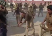 आंबेडकर प्रतिमा पर कालिख पोतने का विरोध कर रही महिलाओं पर पुलिस ने बेरहमी से चलाईं लाठियां