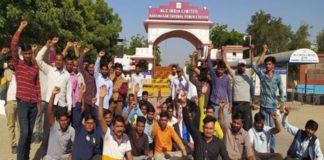 बीकानेर में एनएलसी पावर प्रोजेक्ट के श्रमिकों ने थर्मल गेट पर किया प्रदर्शन
