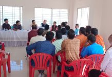 इंदौर फूल मंडी में किसानों की उपज पर 10 फीसद कमीशन काटे जाने का विरोध