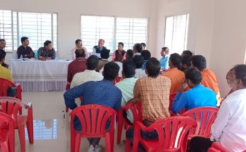 इंदौर फूल मंडी में किसानों की उपज पर 10 फीसद कमीशन काटे जाने का विरोध