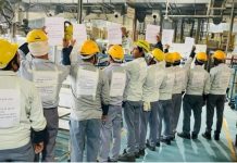 बेलसोनिका कंपनी के मजदूरों ने काम के दौरान पीठ पर पर्चे लगाकर किया प्रदर्शन