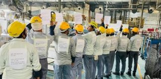 बेलसोनिका कंपनी के मजदूरों ने काम के दौरान पीठ पर पर्चे लगाकर किया प्रदर्शन