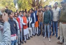 विहिप के नेताओं ने कथित तौर पर पुलिस की मौजूदगी में मुस्लिमों को जलाने की दी धमकी