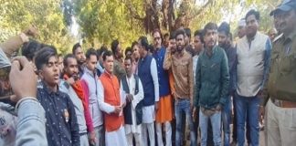 विहिप के नेताओं ने कथित तौर पर पुलिस की मौजूदगी में मुस्लिमों को जलाने की दी धमकी