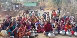 खाली बर्तन लेकर सड़क पर बैठे ग्रामीण, माँग पूरी नहीं होने पर उग्र आंदोलन की दी चेतावनी