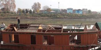 जम्मू कश्मीर में शिकारा की मरम्मत पर प्रतिबंध के चलते शिकारा मालिकों पर आजीविका का संकट