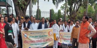 तीन सूत्री माँगों को लेकर मध्यप्रदेश के संविदा स्वास्थ्य कर्मी हड़ताल पर