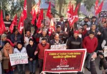 हिमाचल में सीमेंट कारखानों को अचानक बन्द करने से नाराज मजदूरों ने किया प्रदर्शन