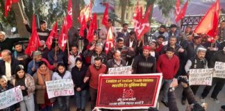 हिमाचल में सीमेंट कारखानों को अचानक बन्द करने से नाराज मजदूरों ने किया प्रदर्शन