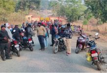 हिंदुस्तान कॉपर की सुरदा माइंस के बेरोजगार मजदूरों ने माइंस का गेट जामकर किया प्रदर्शन