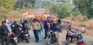 हिंदुस्तान कॉपर की सुरदा माइंस के बेरोजगार मजदूरों ने माइंस का गेट जामकर किया प्रदर्शन