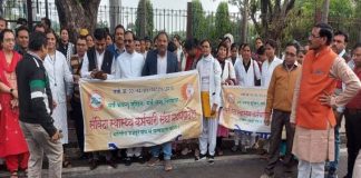 मप्र में संविदा स्वास्थ्य कर्मचारी अनिश्चितकालीन हड़ताल पर
