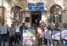 महात्मा गांधी ग्रामसेवा केंद्र परियोजना : 29 माह के मानदेय के लिए इंदौर श्रमायुक्त कार्यालय पर प्रदर्शन