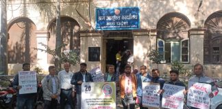 महात्मा गांधी ग्रामसेवा केंद्र परियोजना : 29 माह के मानदेय के लिए इंदौर श्रमायुक्त कार्यालय पर प्रदर्शन