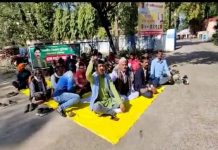 ललितपुर में मुआवजे को लेकर किसानों का धरना प्रदर्शन