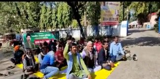 ललितपुर में मुआवजे को लेकर किसानों का धरना प्रदर्शन