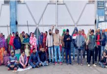 जमशेदपुर में मजदूरों को निकाले जाने के विरोध में फैक्ट्री का गेट जामकर किया प्रदर्शन