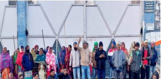 जमशेदपुर में मजदूरों को निकाले जाने के विरोध में फैक्ट्री का गेट जामकर किया प्रदर्शन