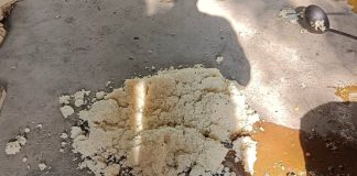 दलित की रसोइया ने बनाया मिड डे मील तो शिक्षिका ने जमीन पर फेंका