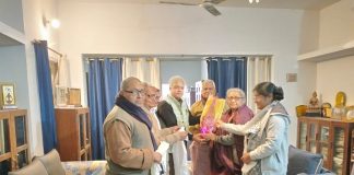 भारत तिब्बत मैत्री संघ के प्रतिनिधि मंडल ने उषाकिरण ख़ान को स्मृति चिह्न सौंपा