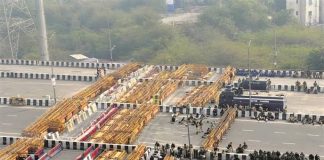 सच का बैरिकेड या बैरिकेड का सच