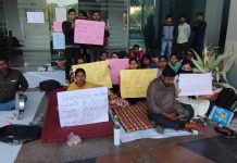 बीबीएयू में छात्रा पर बाबासाहेब का चित्र फेंकने का आरोप, विरोध में धरने पर बैठे छात्र