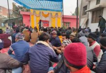 उप्र के गाजीपुर में संविदा विद्युत कर्मचारियों का धरना-प्रदर्शन