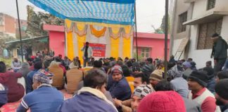 उप्र के गाजीपुर में संविदा विद्युत कर्मचारियों का धरना-प्रदर्शन