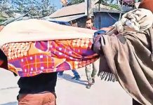 एंबुलेंस का किराया न होने पर माँ के शव को कंधे पर ले जाने को मजबूर हुआ बेटा