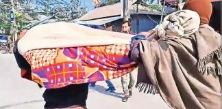 एंबुलेंस का किराया न होने पर माँ के शव को कंधे पर ले जाने को मजबूर हुआ बेटा