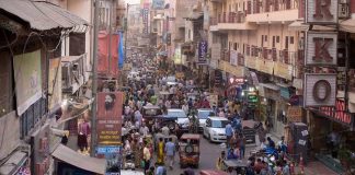 अज़ीम (शानदार’) हक़ीक़त में अज़ीम है!दिल्ली-6 की चारदिवारी जिसको फ़ासीलि शहर भी कहा जाता है! अपने आप में सदियों की तारीख़ समेटे हुए है!